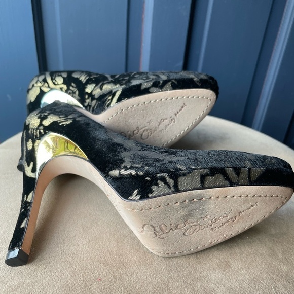 Alice and Olivia gold and black stilettos EUC 8-8.5 (EU 39) floral holiday - Picture 6 of 7